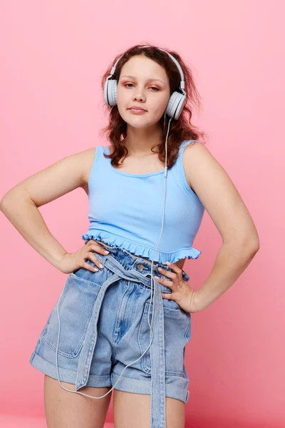 Csinos fiatal lány visel fejhallgató zene otthon divat változatlan — Stock Fotó