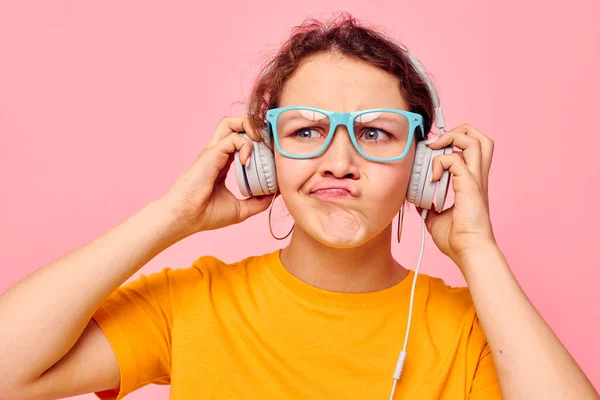 Πορτρέτο μιας νεαρής γυναίκας που φοράει ακουστικά μπλε γυαλιά close-up συναισθήματα περικοπή άποψη αναλλοίωτη — Φωτογραφία Αρχείου
