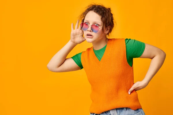 Красивая женщина оранжевые толстовки солнцезащитные очки разноцветные очки питания образ жизни неизменным — стоковое фото