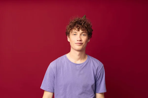 Tinédzser lila pólóban pózol érzelmek elszigetelt háttér változatlan sapkával a fején — Stock Fotó