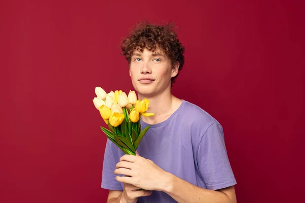 Rizado chico rojo cabello en casual desgaste ramo de flores regalo rojo fondo inalterado — Foto de Stock