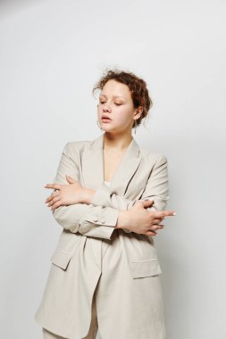 Hafif takım elbiseli neşeli bir kadın el hareketleriyle izole edilmiş arka planlar değiştirilmemiş.