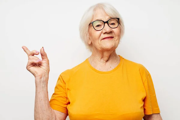 Gözlüklü yaşlı kadın görme sorunları — Stok fotoğraf