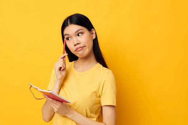 Portrait asiatique belle jeune femme écrit dans un carnet avec un fond isolé crayon inaltérée — Photo