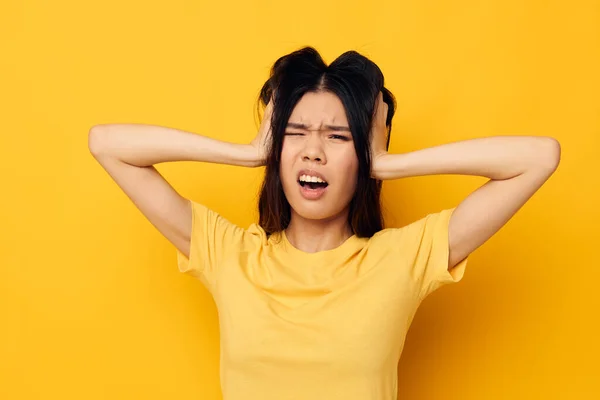 Mujer posando emociones problemas estudio amarillo fondo inalterado — Foto de Stock