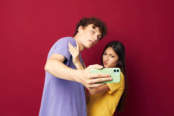 Uomo e donna stile moderno emozioni divertimento telefono isolato sfondo — Foto Stock