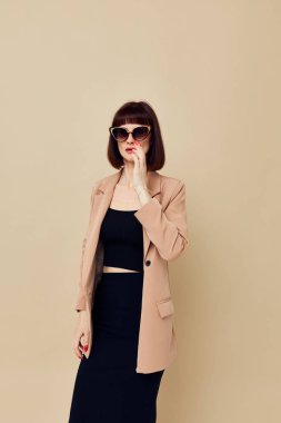 Güzel bir kadın. Kırmızı tırnaklar. Lüks güneş gözlükleri.