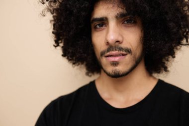 Lüks saç stili, şık, günlük giyimli, değişmemiş bir adam.