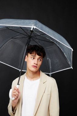 Yakışıklı adam şeffaf şemsiye açık koyu arkaplan