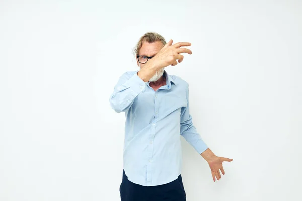 Fotografie důchodce životní styl pózování ruka gesto izolované pozadí — Stock fotografie