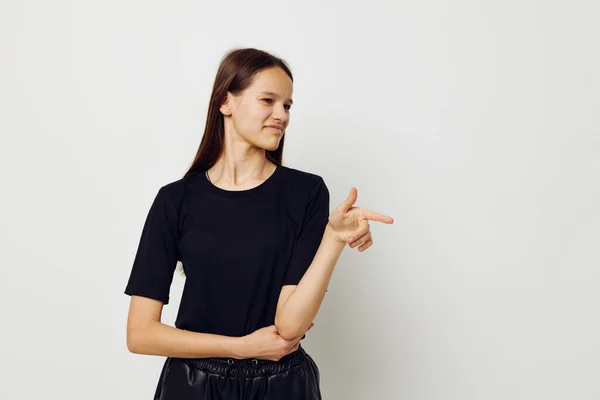 Vacker flicka i en svart t-shirt hand gest kul isolerad bakgrund — Stockfoto
