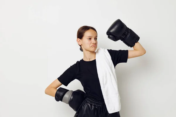 Hermosa chica con toalla de boxeo guantes negros posando deportes estilo de vida inalterado — Foto de Stock