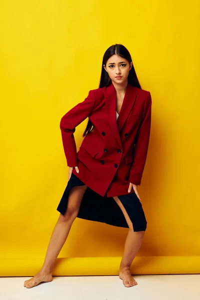 Retrato mujer bonita en una chaqueta roja cosméticos sonrisa estilo de vida inalterado — Foto de Stock