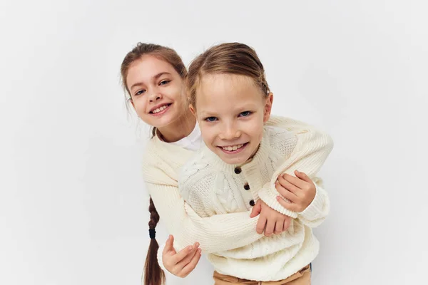 Két kislány áll egymás mellett szórakozás gyerekkor — Stock Fotó