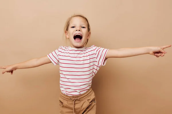 Sorrindo bonito menina no fundo bege — Fotografia de Stock