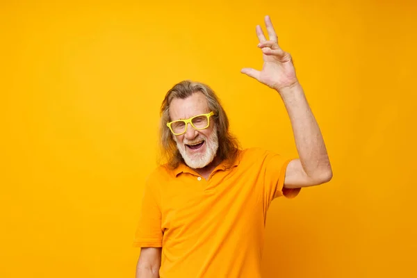 Portrait d'homme âgé heureux gestes de la main émotions lunettes jaunes fond isolé — Photo