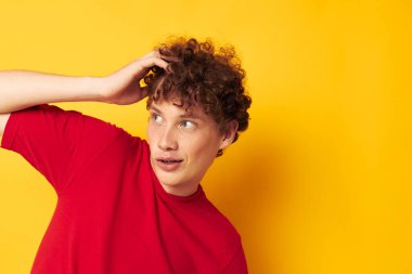 Tatlı kızıl saçlı adam yaz stili modasında izole edilmiş arka plan değiştirilmemiş.