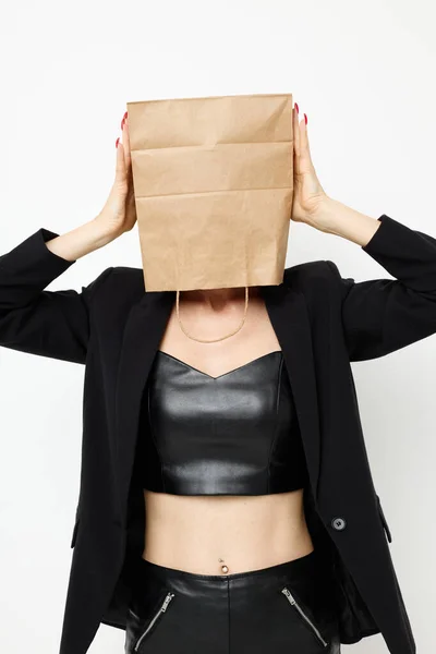 Portrét ženy s taškou na hlavě v černé bundě červená lak na nehty izolované pozadí — Stock fotografie