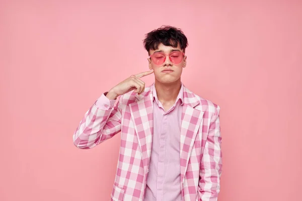 Молодий чоловік модні рожеві сонцезахисні окуляри піджак позує ізольований фон незмінний — стокове фото