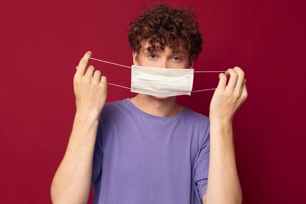 Bonito teen máscara médica proteção posando estilo de vida inalterado — Fotografia de Stock