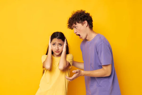 Mignon jeune couple dans coloré t-shirts posant amitié amusant fond jaune inchangé — Photo