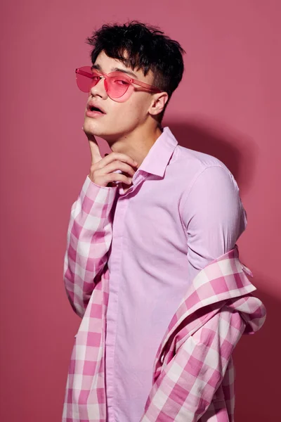 Pohledný chlap kostkované sako růžové brýle móda moderní styl izolované pozadí beze změny — Stock fotografie