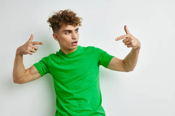 Eccentrico ragazzo in verde t-shirt emozioni posa isolato sfondo — Foto Stock