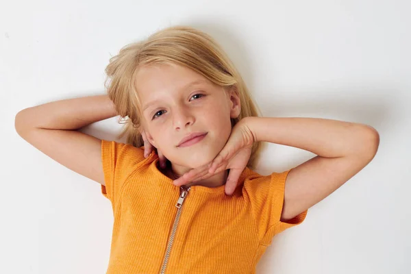 Fröhliches kleines Mädchen in lässiger Kleidung Kindheitsstudio — Stockfoto