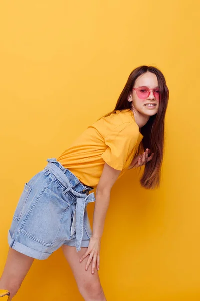 Mulher atraente em um amarelo t-shirt emoções verão estilo isolado fundo — Fotografia de Stock