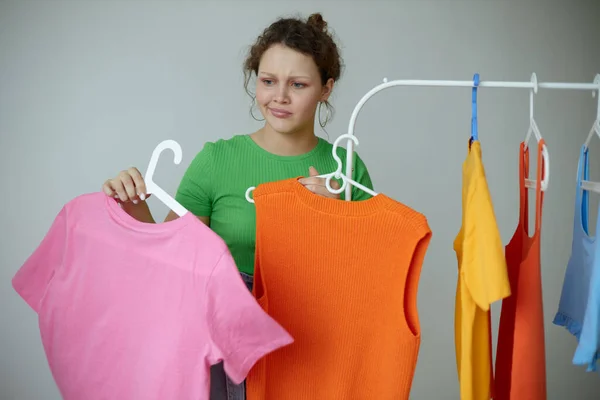 Rolig flicka försöker på kläder garderob Ungdom stil isolerade bakgrunder oförändrad — Stockfoto