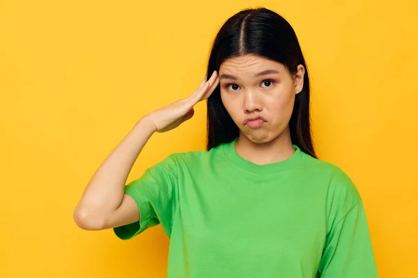 Mujer con apariencia asiática posando en verde camiseta emociones copy-space estilo de vida inalterado — Foto de Stock