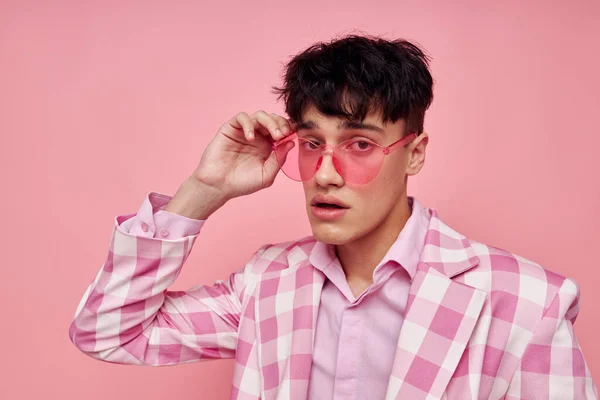 Pohledný chlap ve stylovém oblečení bunda módní gesta s rukama sebevědomí růžové pozadí beze změny — Stock fotografie