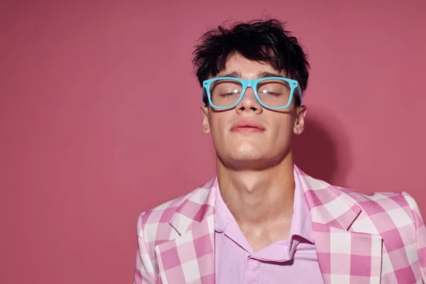 Красивий хлопець модні окуляри рожевий блейзер позує студію моделі студії — стокове фото