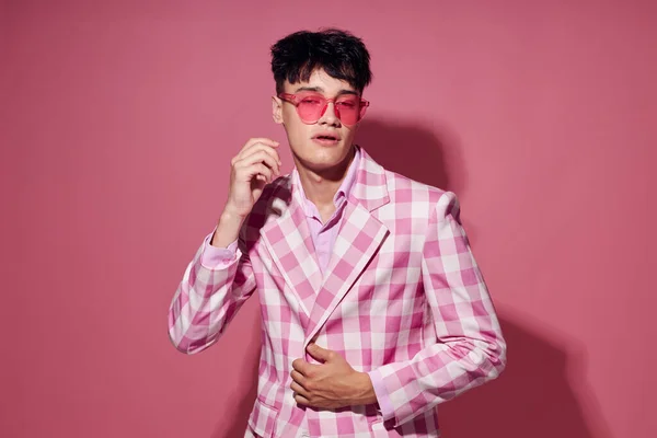 Фото романтичного молодого хлопця в рожевих окулярах рожевий блейзер позує студійний рожевий фон незмінним — стокове фото