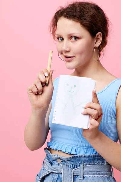 Schöne Frau schreibt in einem roten Notizbuch mit einem Stift Studie Lebensstil unverändert — Stockfoto