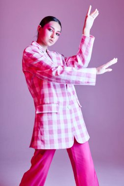 Güzel kadın pembe pantolon moda kıyafetleri. İzole edilmiş arka plan, değiştirilmemiş.