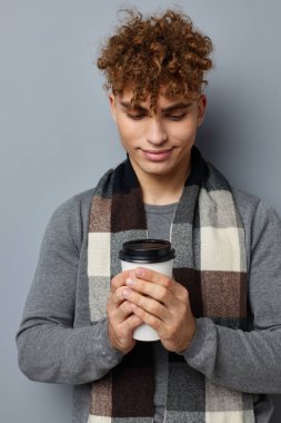 Çekici bir adam içkili zarif bir cam, izole edilmiş arka plan.