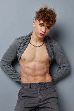 Şişirilmiş gövde modeli pozu veren şık adam izole edilmiş arka plan