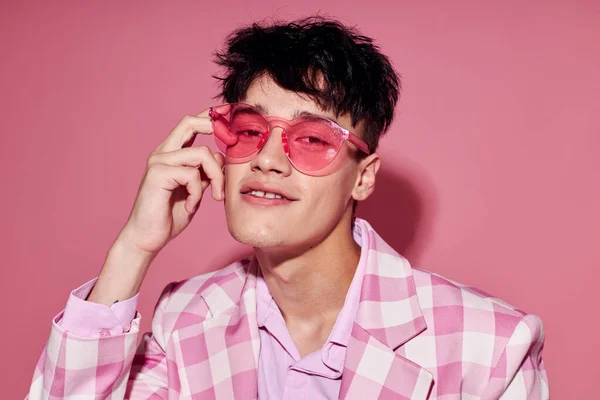Портрет молодого чоловіка в рожевих окулярах рожевий блейзер позує студійний рожевий фон незмінним — стокове фото