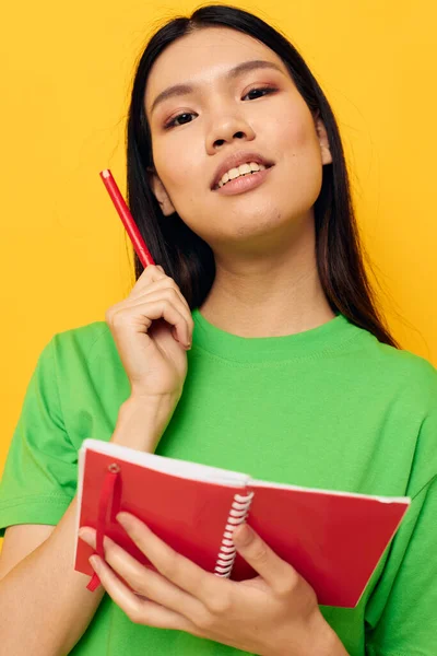 पोर्ट्रेट आशियाई सुंदर तरुण महिला नोटबुक आणि पेन शिक्षण जीवनशैली अनियंत्रित — स्टॉक फोटो, इमेज