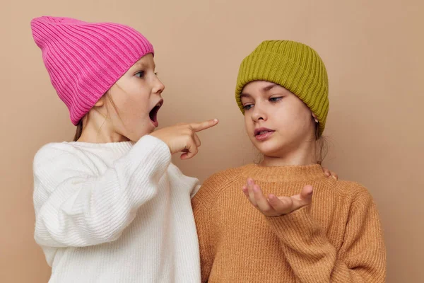 Deux petites filles mignonnes amusant posant mode — Photo