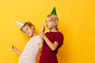 Şirin çocuklar eğlenceli doğum günü tatili duyguları izole edilmiş arka plan