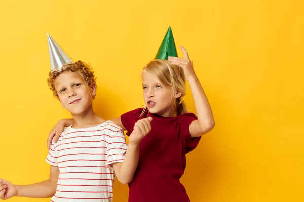 Симпатичные стильные дети веселые праздничные эмоции изолированный фон — стоковое фото