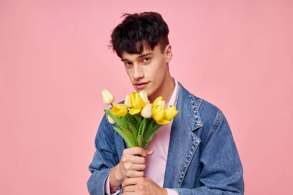 Pěkný muž romantika datum kytice květin pózování růžové pozadí beze změny — Stock fotografie