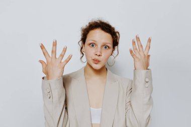 Güzel kadın kıyafetleri şık takım elbiseler moda stüdyosu değiştirilmemiş arka planlar.