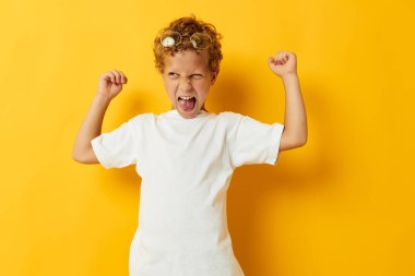 Sevimli çocuk gelişigüzel giyiniyor. Duyguların rengi değişmemiş.