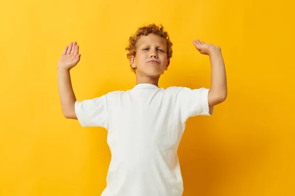 Junge mit lockigem Haar Kindheit posiert gelb Hintergrund — Stockfoto