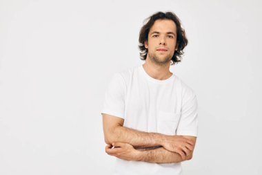 Çekici erkek kıyafetleri. Duygularını dışa vuruyor.