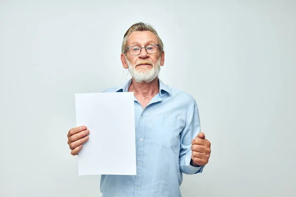 Портрет счастливого пожилого человека чистый лист бумаги жест руки улыбка обрезанный вид — стоковое фото