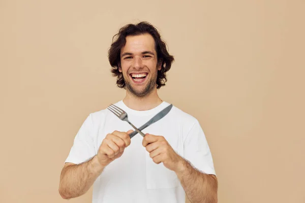 Привлекательный человек эмоции нож и вилка посуды изолированный фон — стоковое фото